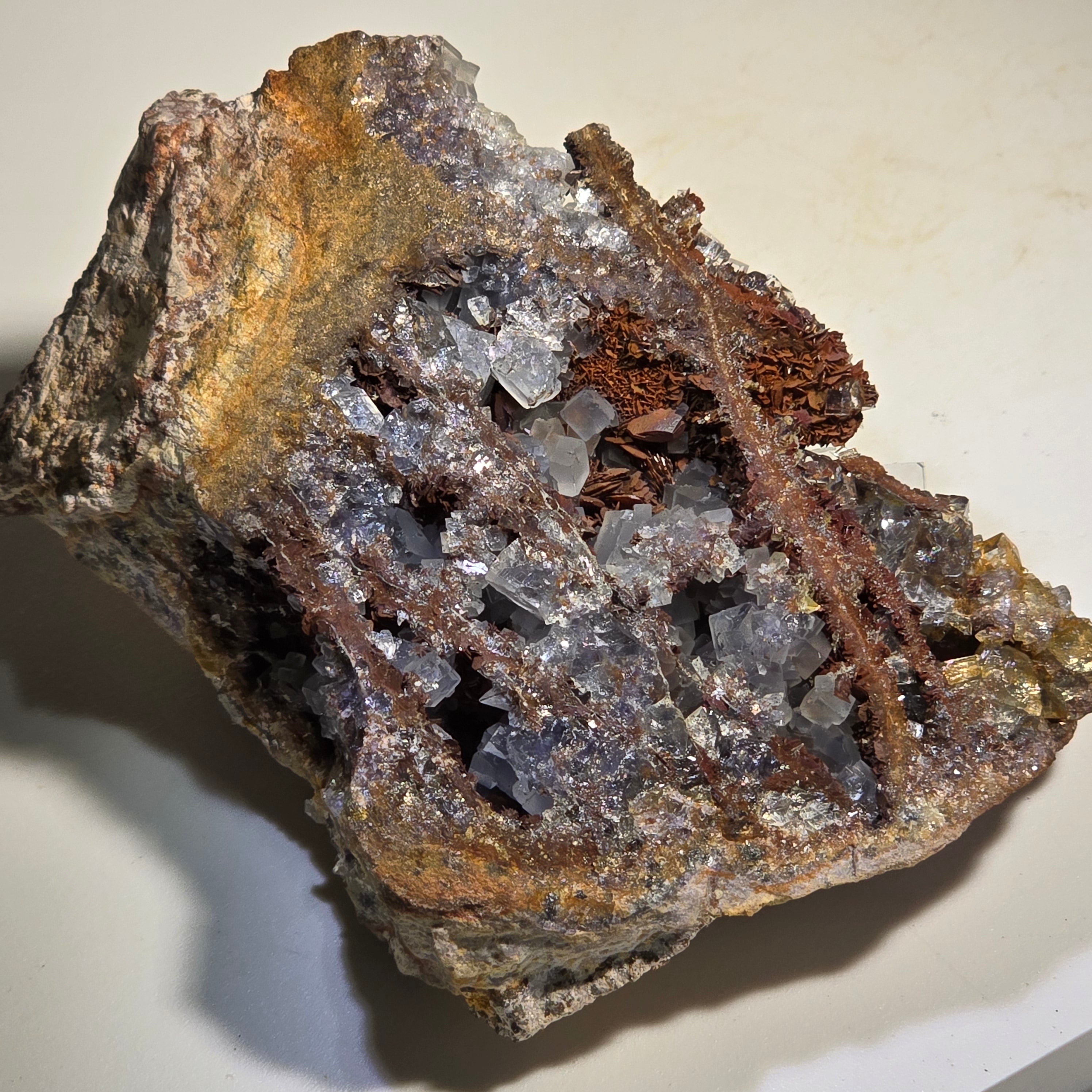 Fluorite sur sidérite et magnésite (avec inclusions de magnésite), mont Bischoff, Tasmanie