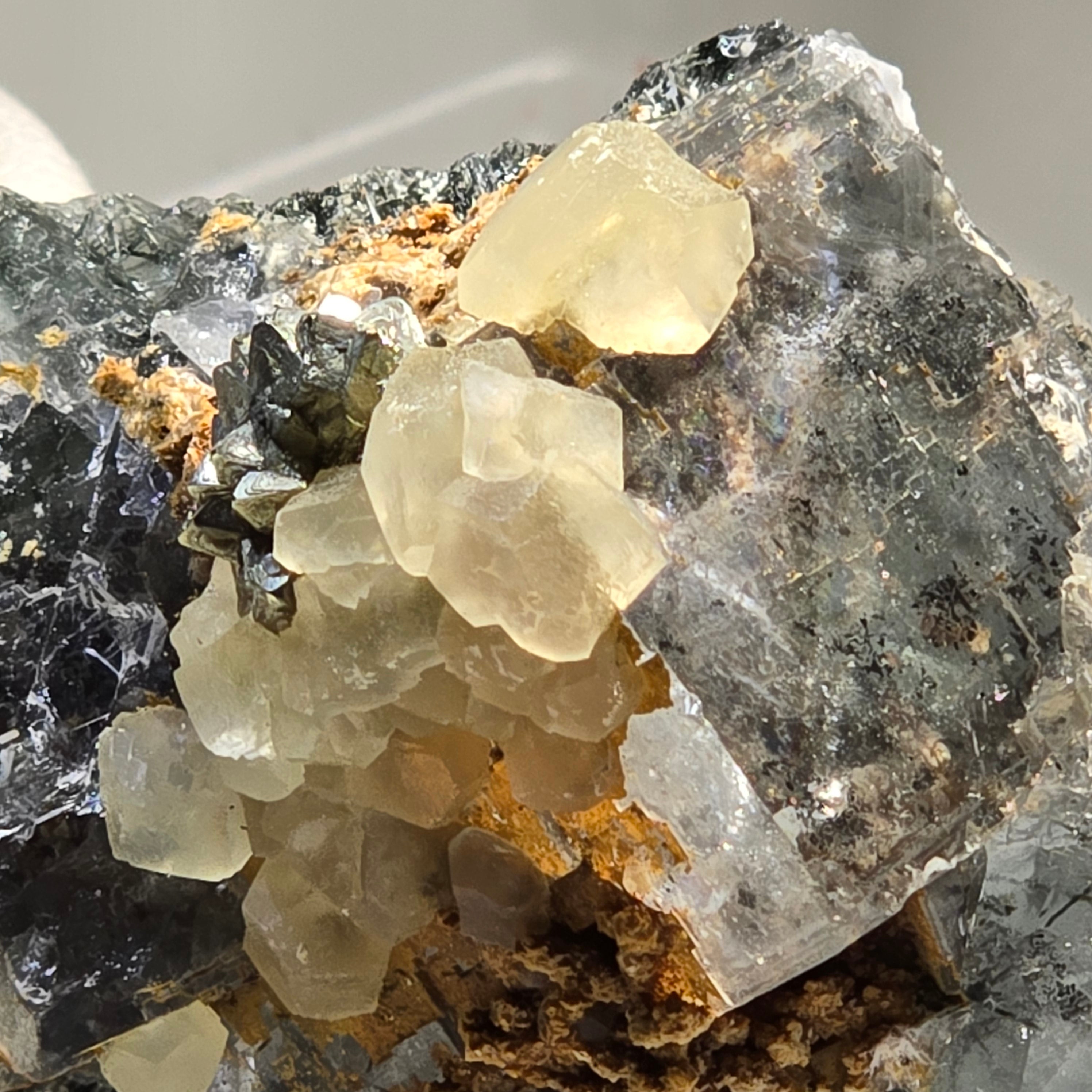 CALCITE, PYRITE sur FLUORITE, Mine Cleveland Luina TASMANIE (petite vitrine)