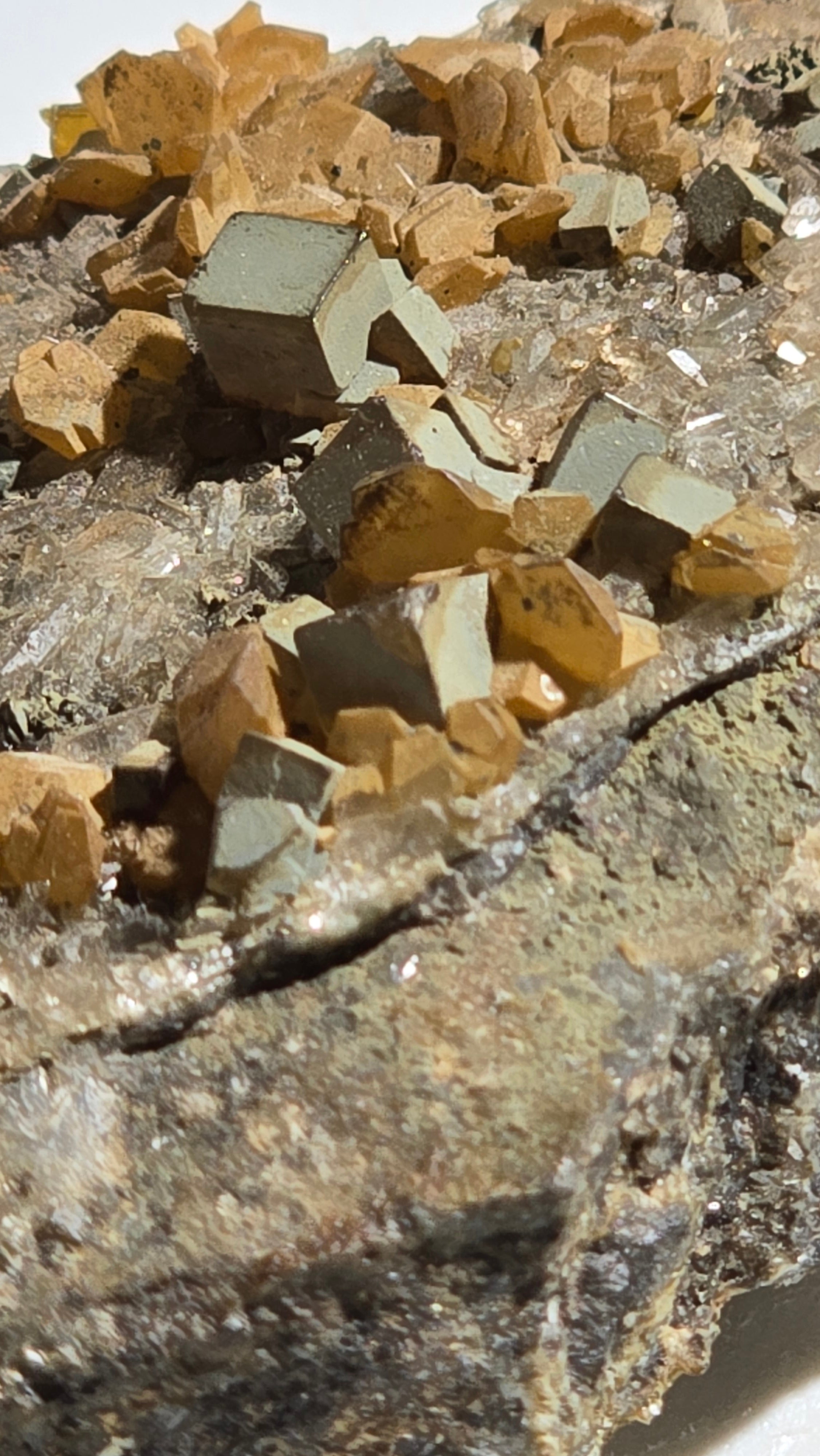 FLUORITE SUR CALCITE (GREUWACKE MATRICIEL), MINE RENISON BELL, TASMANIE (petite vitrine)