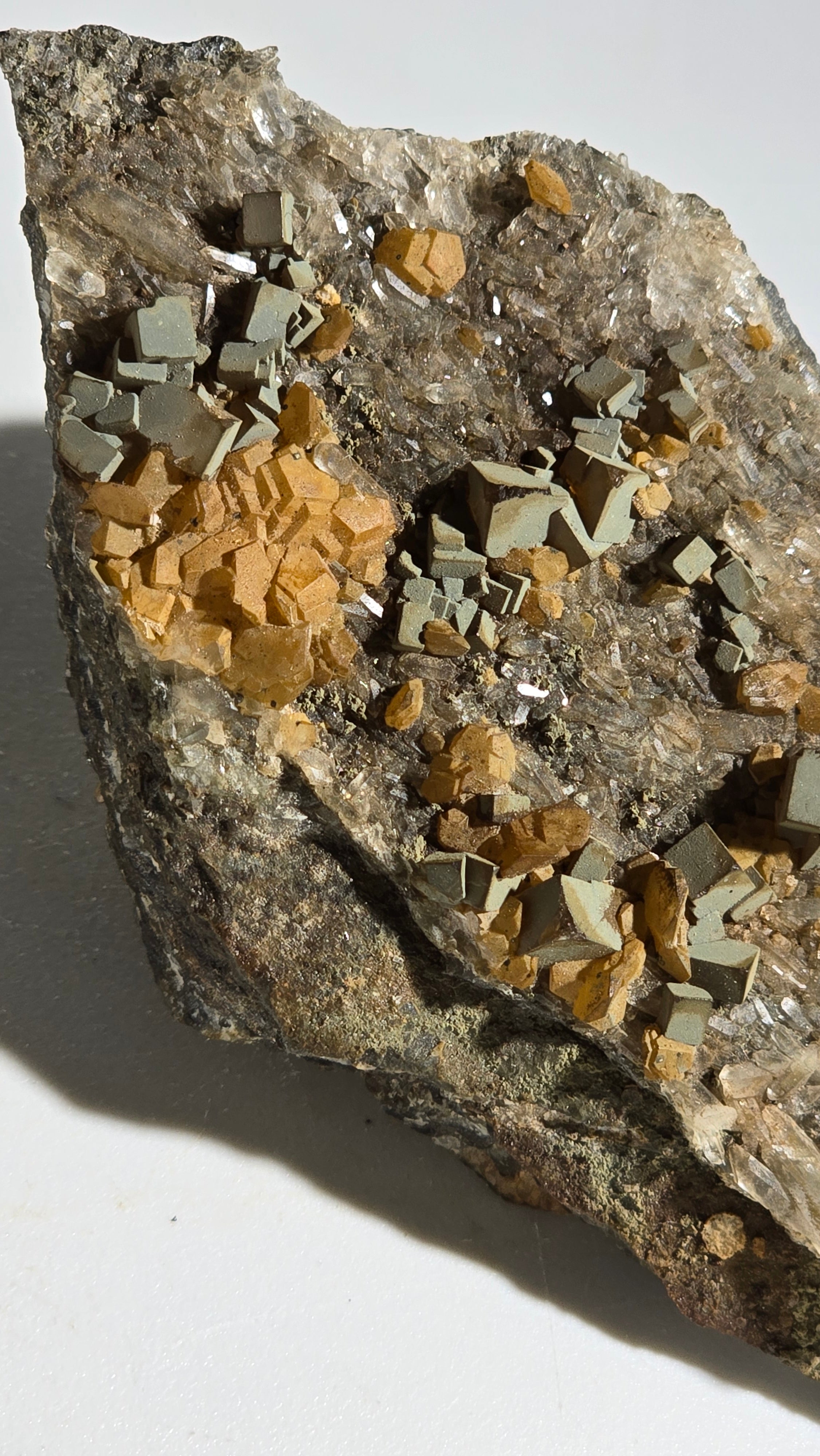 FLUORITE SUR CALCITE (GREUWACKE MATRICIEL), MINE RENISON BELL, TASMANIE (petite vitrine)