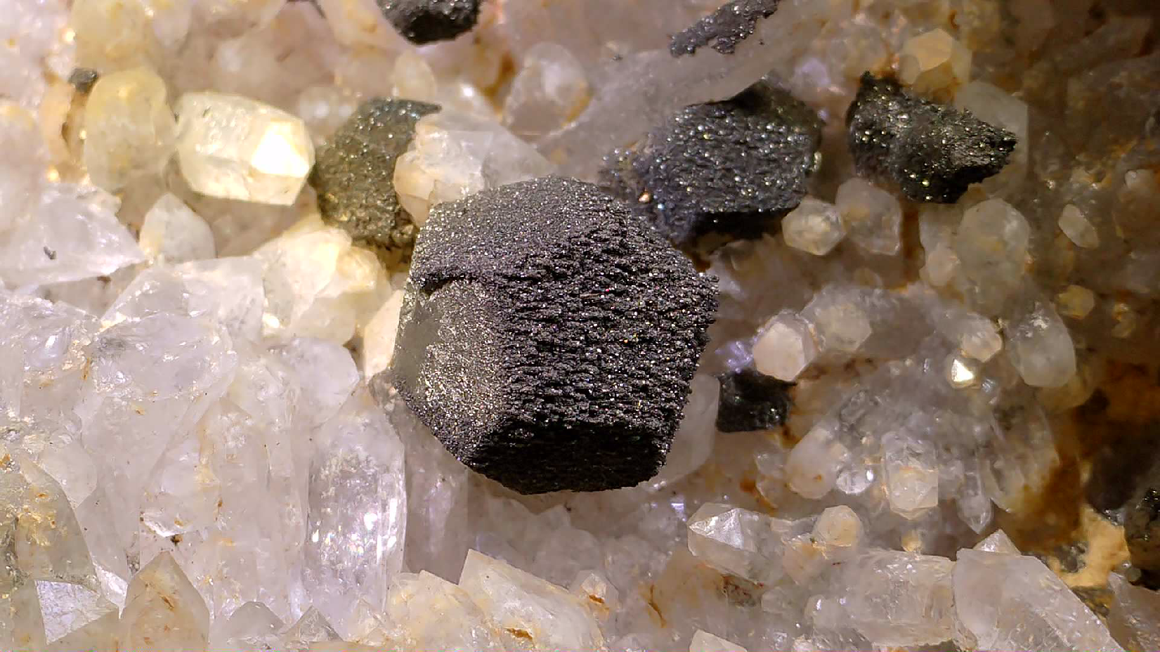 CALCITE, PYRITE recouverte de BRAVOITE, QUARTZ, MINE MMG, ROSEBERY, TASMANIE