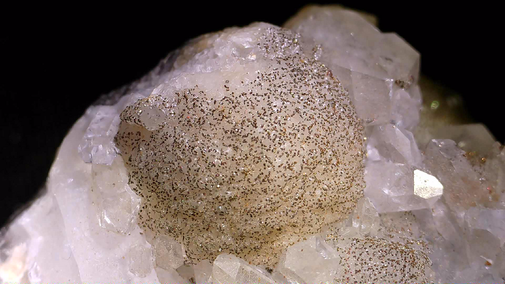 QUARTZ, CALCITE AVEC PYRITE DE TAILLE MICROSCOPIQUE Mine Renison Bel TASMANIE (petite armoire) (Copie)