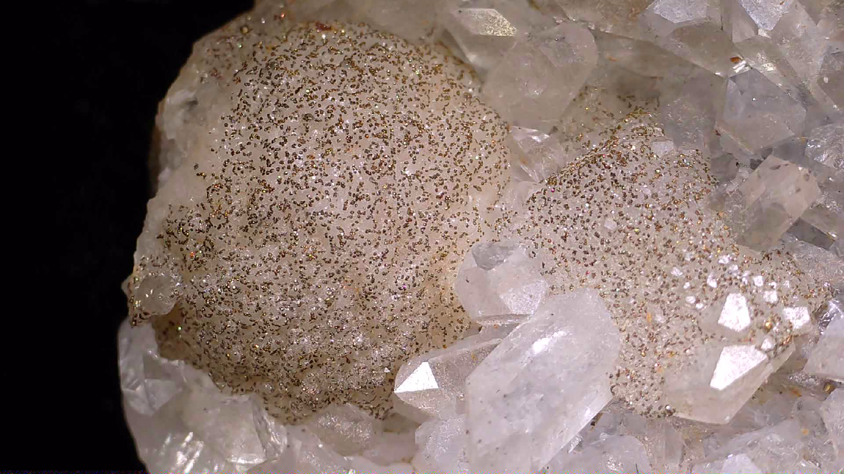 QUARTZ, CALCITE AVEC PYRITE DE TAILLE MICROSCOPIQUE Mine Renison Bel TASMANIE (petite armoire) (Copie)