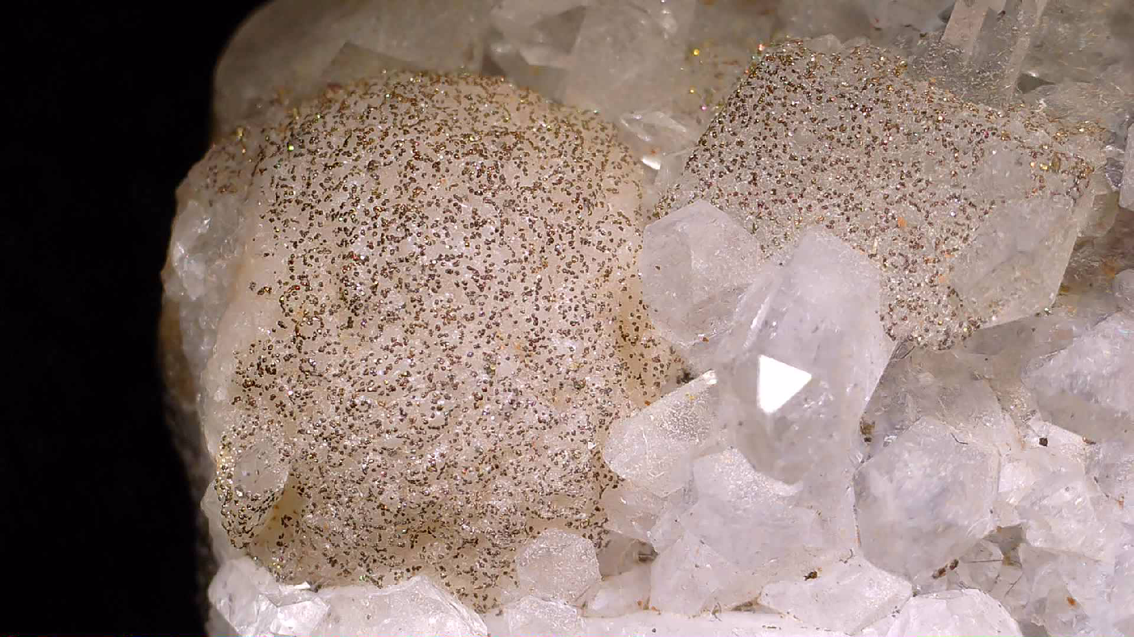 QUARTZ, CALCITE AVEC PYRITE DE TAILLE MICROSCOPIQUE Mine Renison Bel TASMANIE (petite armoire) (Copie)