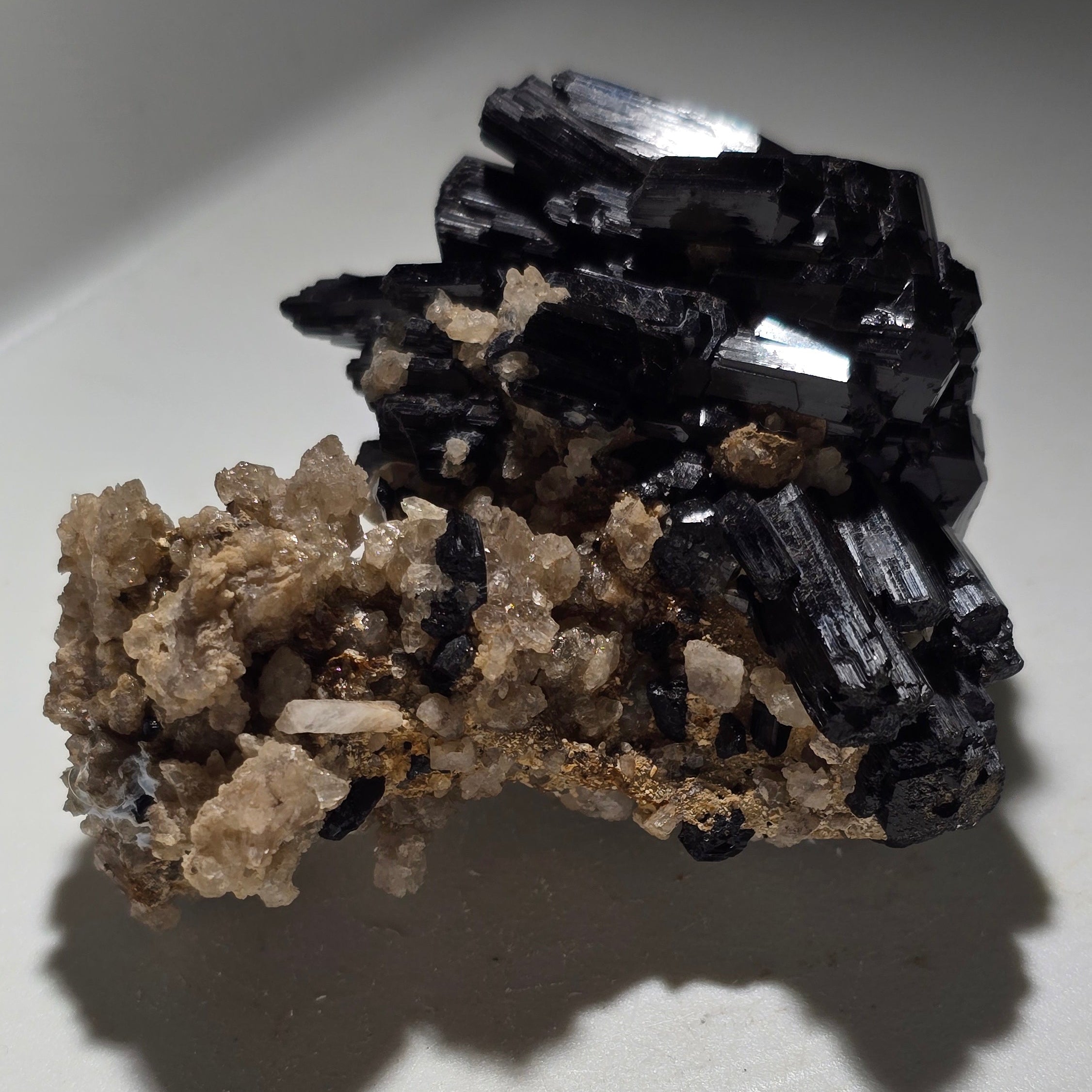 SCHORL (tourmaline noire) sur microcline, monts Erongo, Namibie