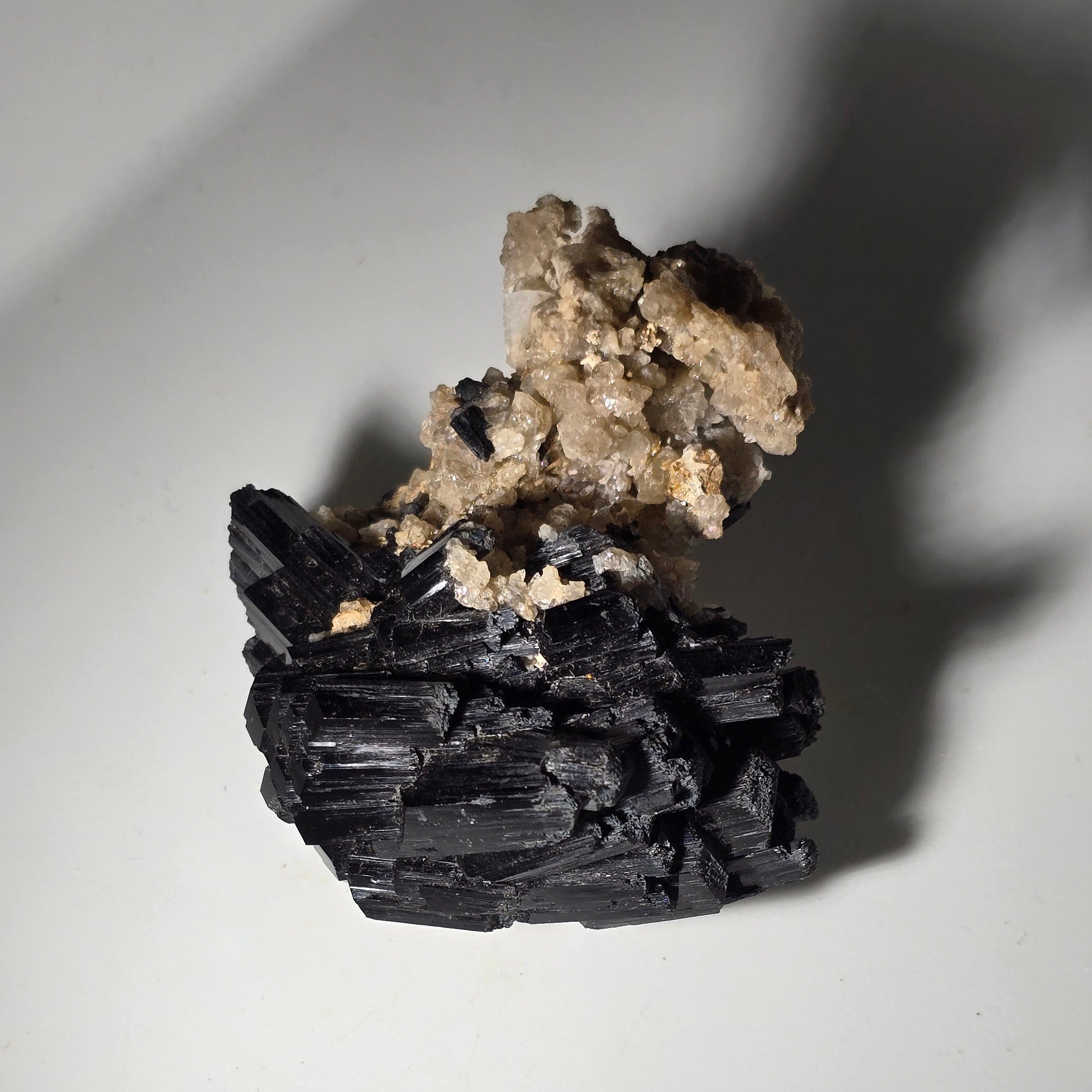 SCHORL (tourmaline noire) sur microcline, monts Erongo, Namibie