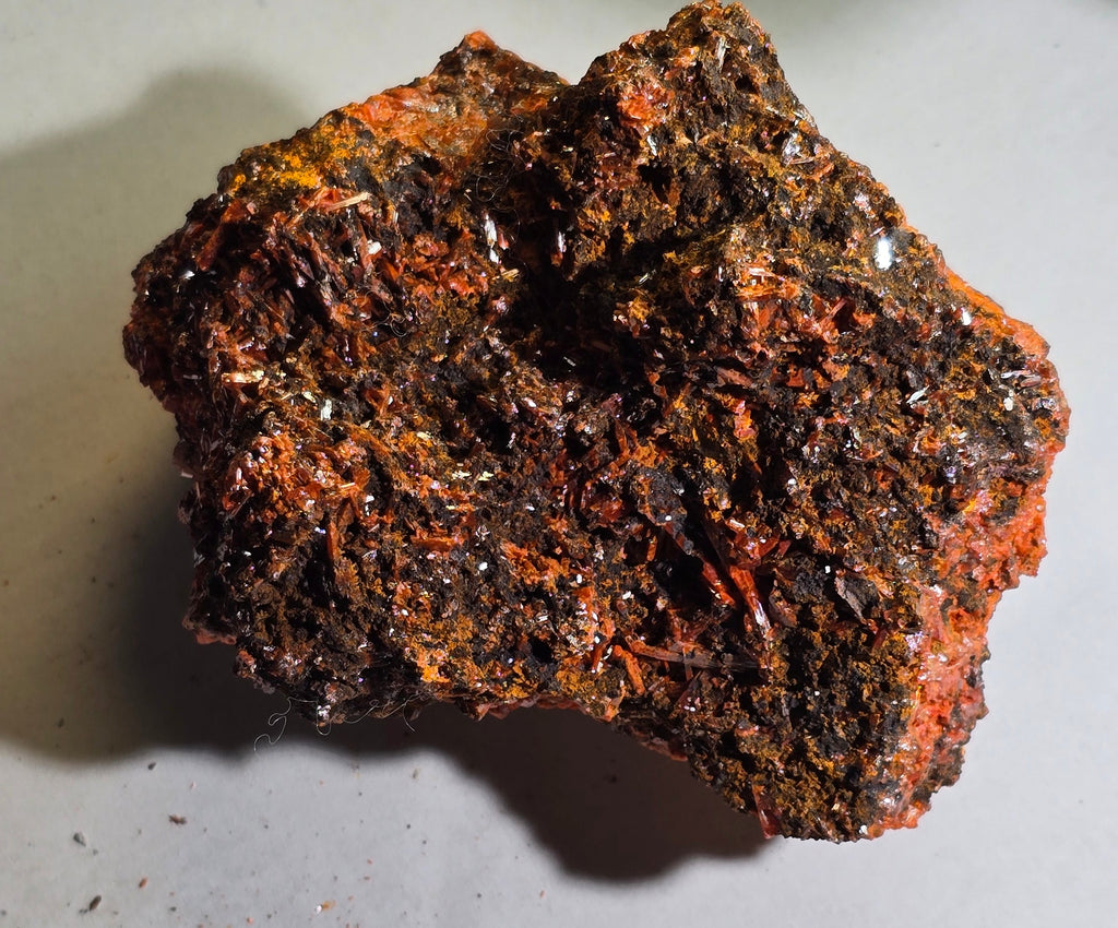 KROKOIT MIT CERUSSIT (small cabinet) SEHR SELTENE UND UNGEWÖHNLICHE KOMBINATION, RED LEAD MINE, TASMANIEN