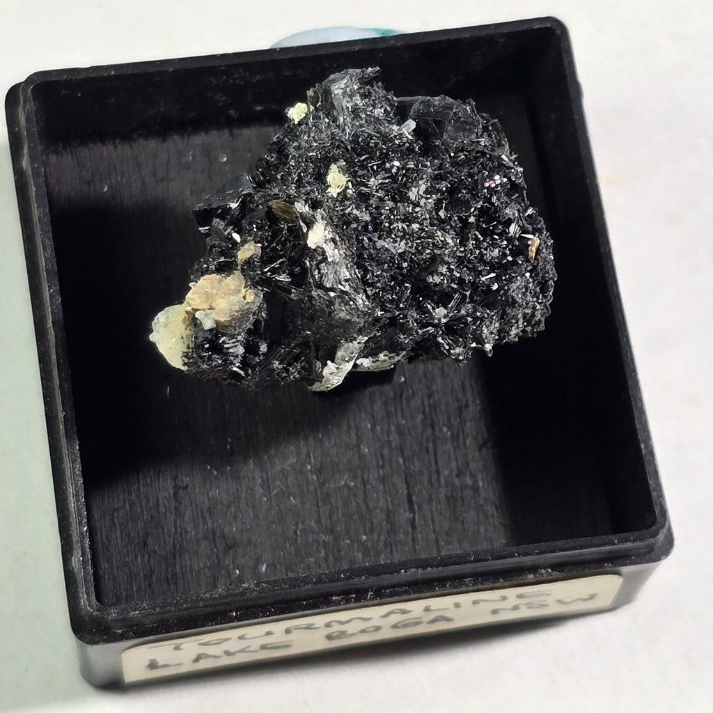 SCHORL (SCHWARZER TURMALIN) AUF MIKROKLIN, ERONGO-BERGE NAMIBIA