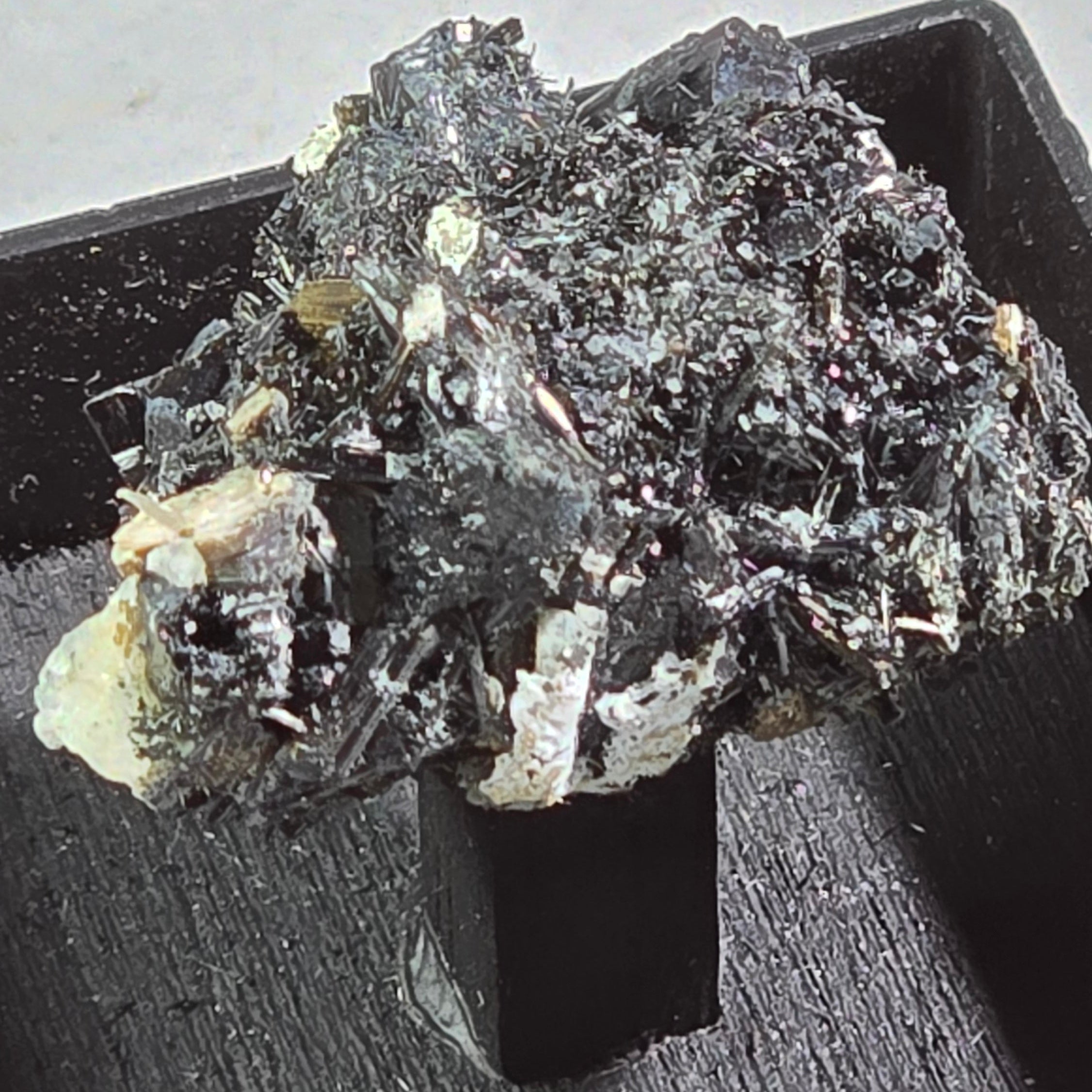 SCHORL (SCHWARZER TURMALIN) AUF MIKROKLIN, ERONGO-BERGE NAMIBIA