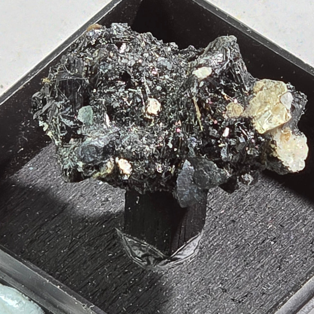 SCHORL (SCHWARZER TURMALIN) AUF MIKROKLIN, ERONGO-BERGE NAMIBIA