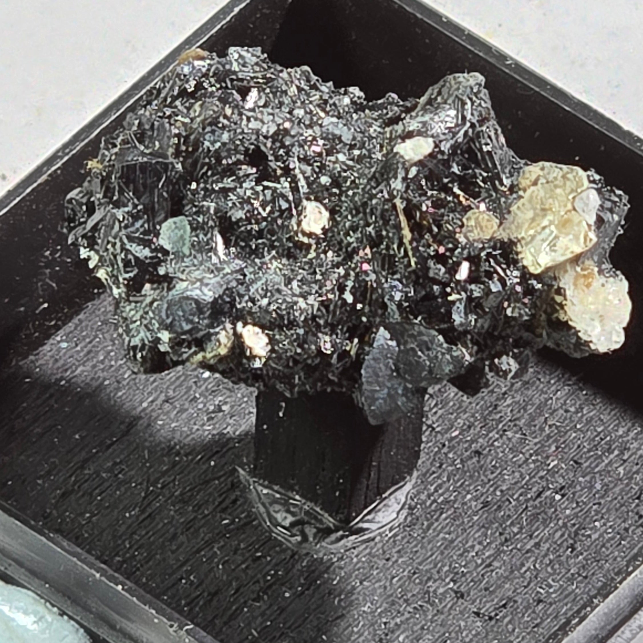 SCHORL (SCHWARZER TURMALIN) AUF MIKROKLIN, ERONGO-BERGE NAMIBIA
