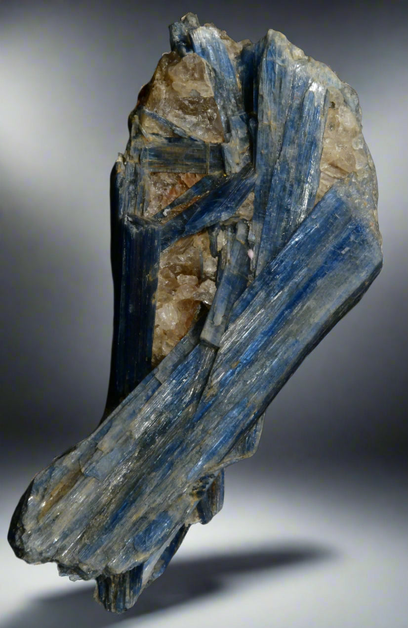 KYANITE ON QUARTZ (cabinet)