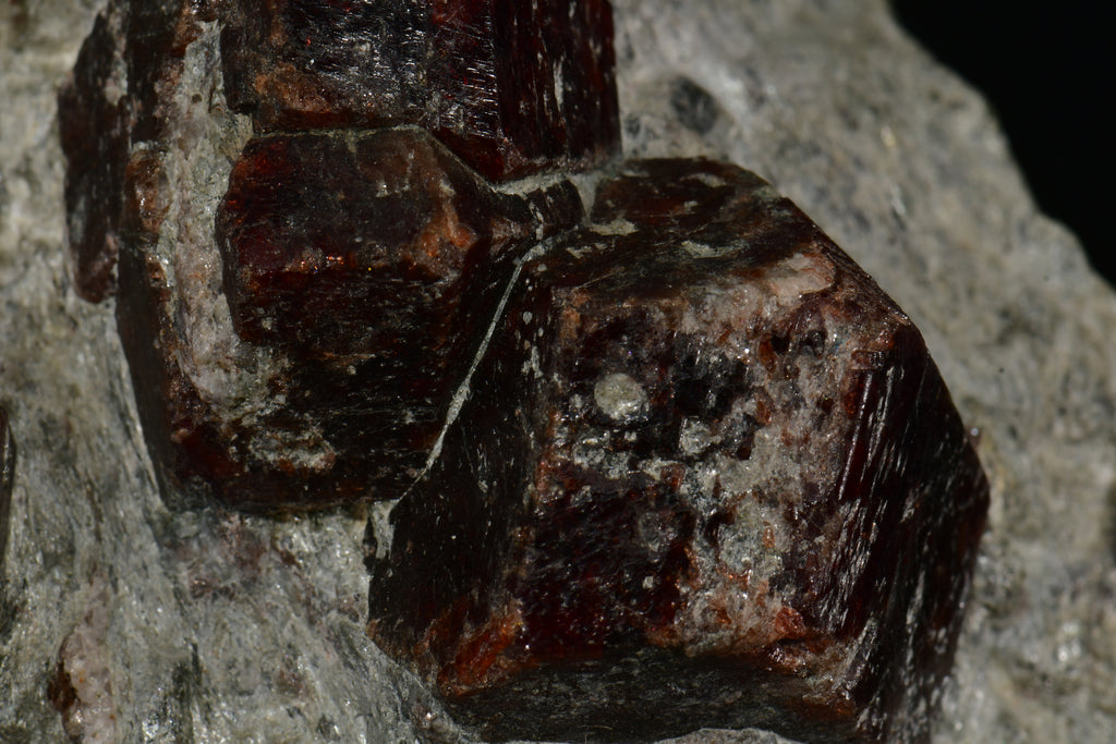 GARNET (SPESSARTINE, 14 CRYSTALS) (cabinet)