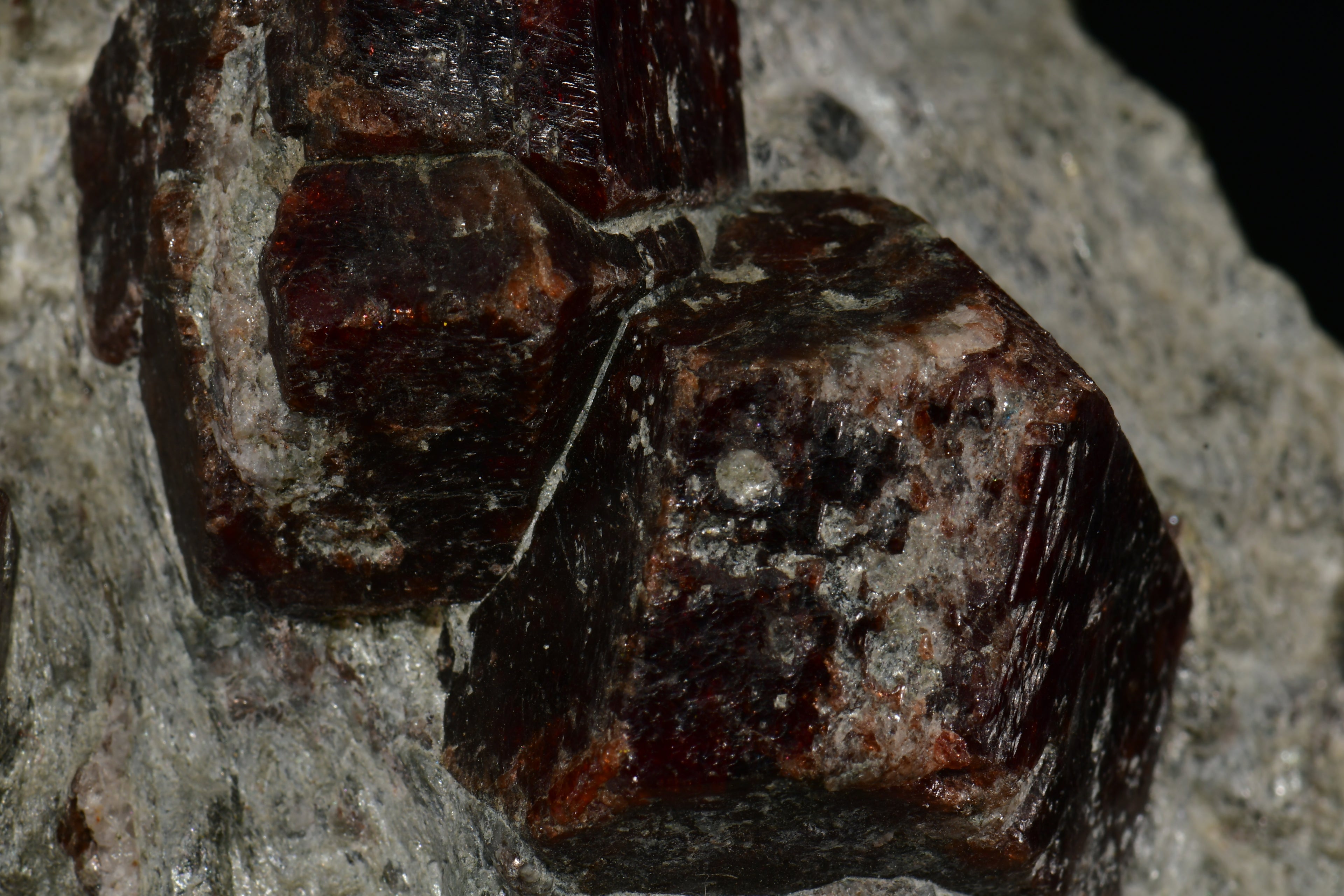 GARNET (SPESSARTINE, 14 CRYSTALS) (cabinet)