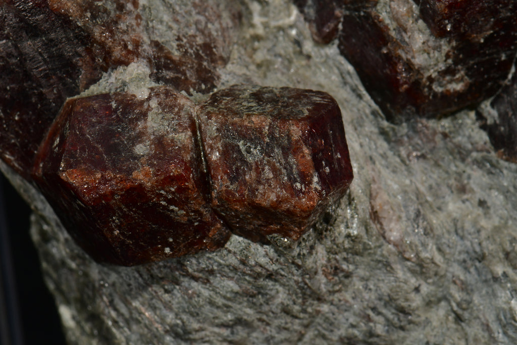 GARNET (SPESSARTINE, 14 CRYSTALS) (cabinet)