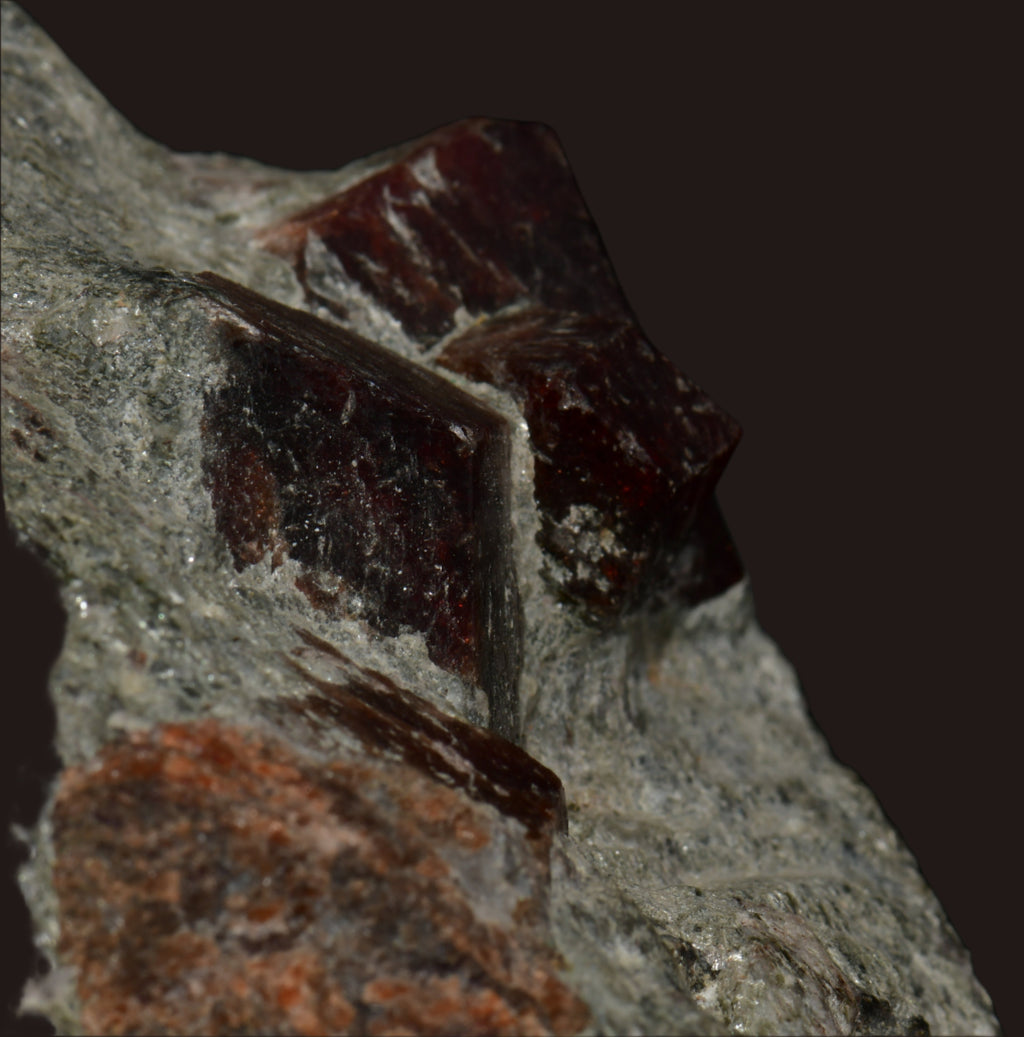 GARNET (SPESSARTINE, 14 CRYSTALS) (cabinet)