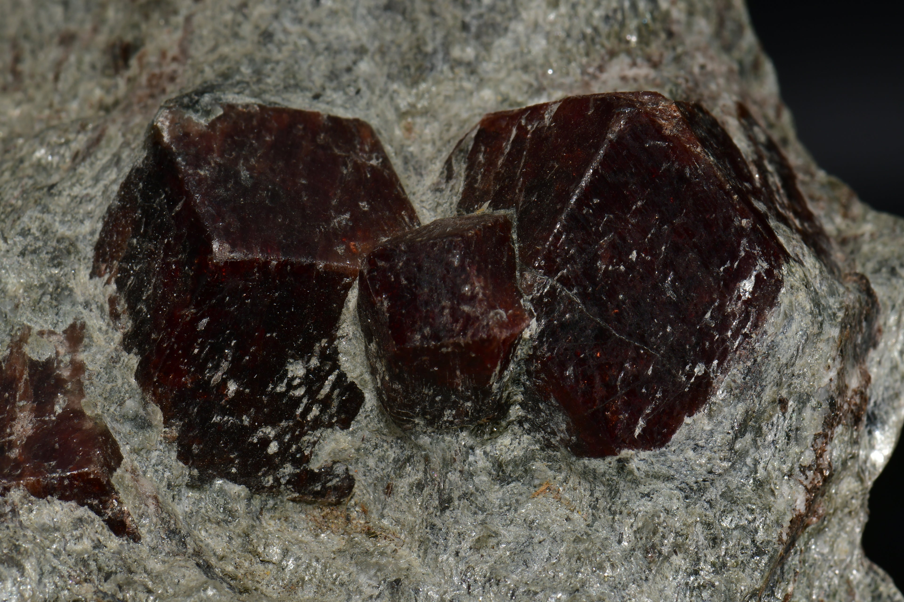 GARNET (SPESSARTINE, 14 CRYSTALS) (cabinet)