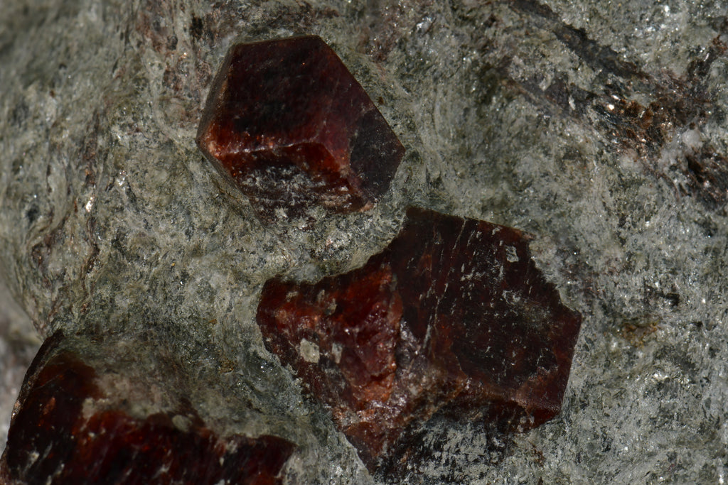 GARNET (SPESSARTINE, 14 CRYSTALS) (cabinet)