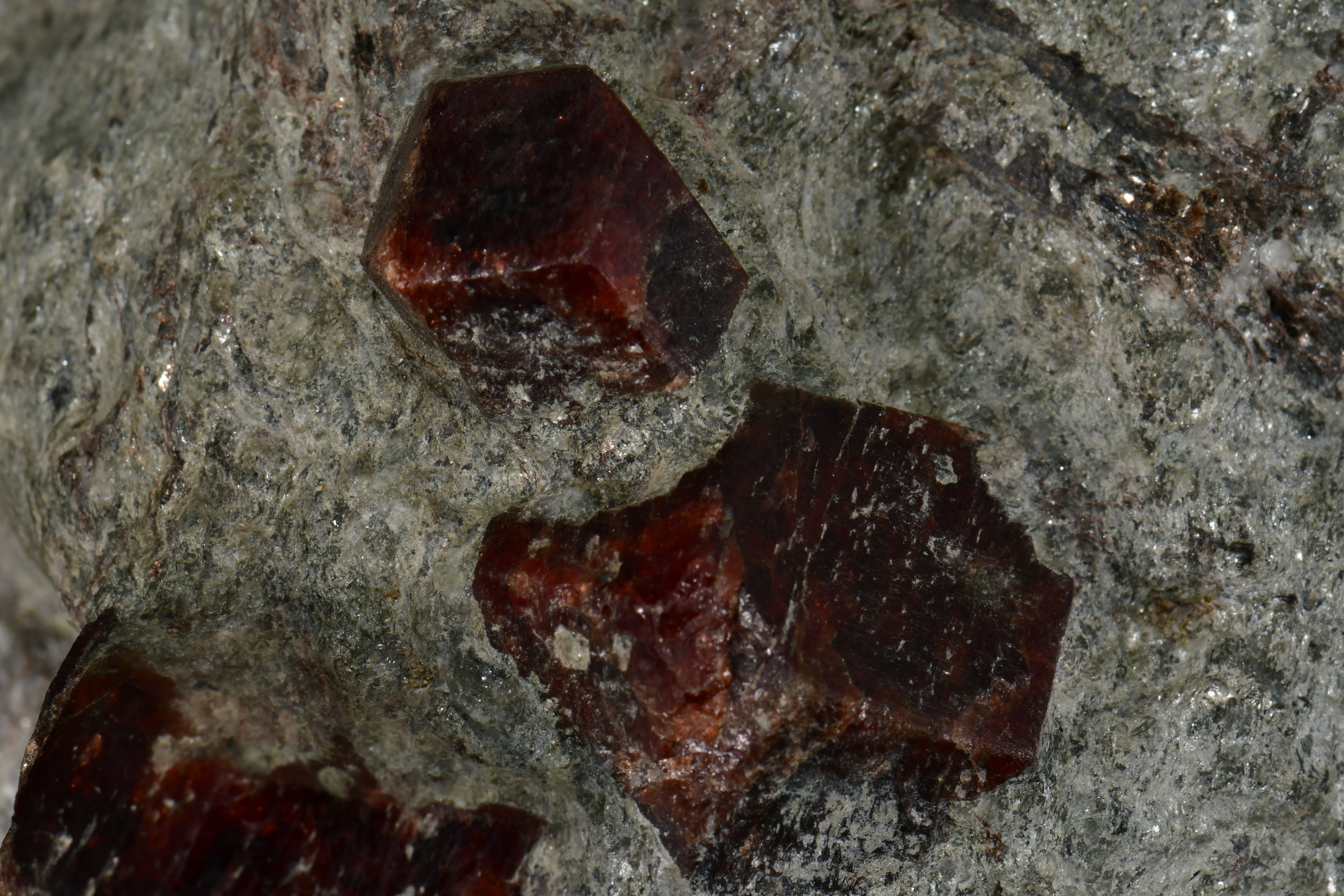 GARNET (SPESSARTINE, 14 CRYSTALS) (cabinet)