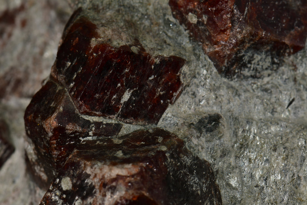 GARNET (SPESSARTINE, 14 CRYSTALS) (cabinet)