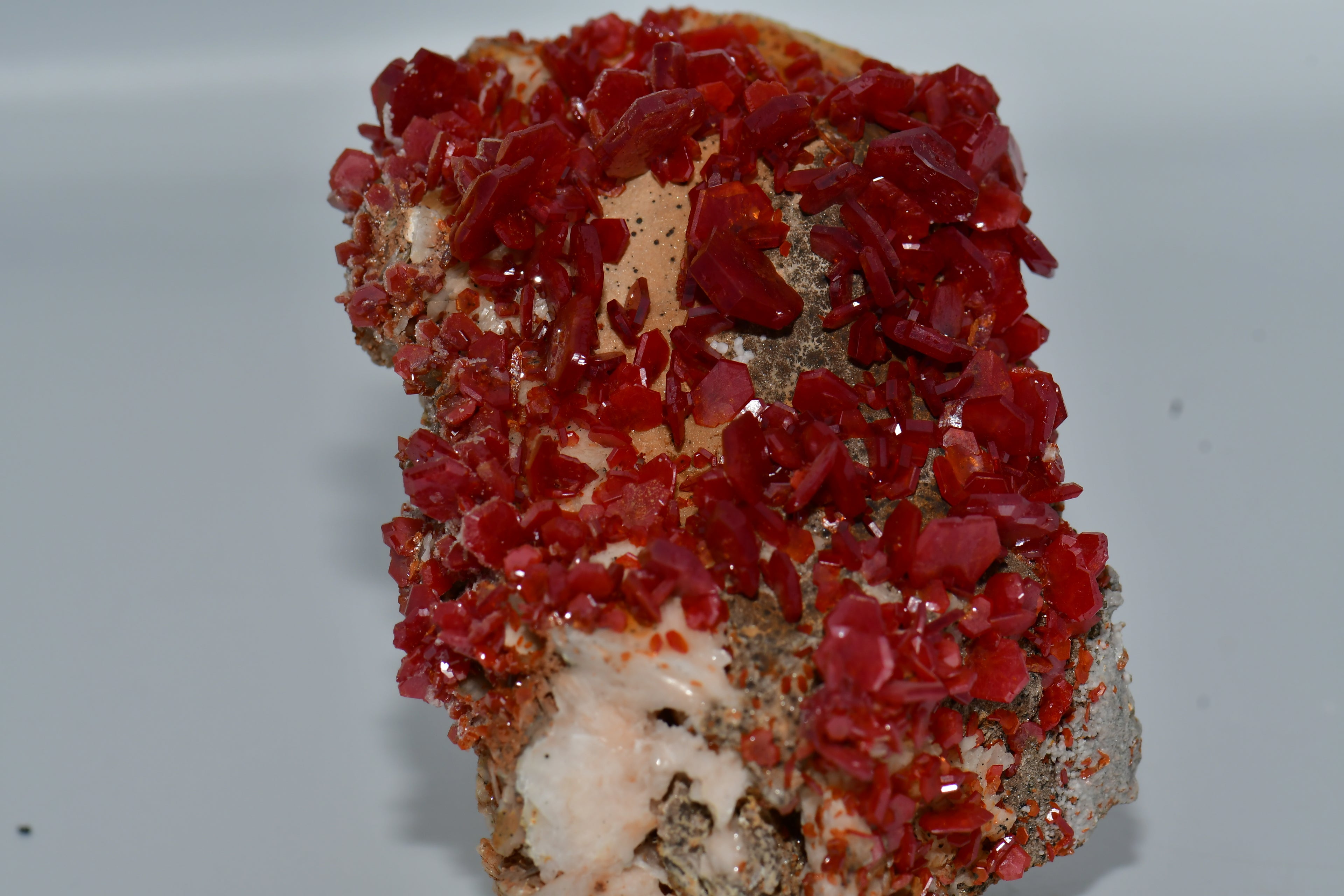 VANADINITE SUR BARYTE, Mibladen MAROC (cabinet)