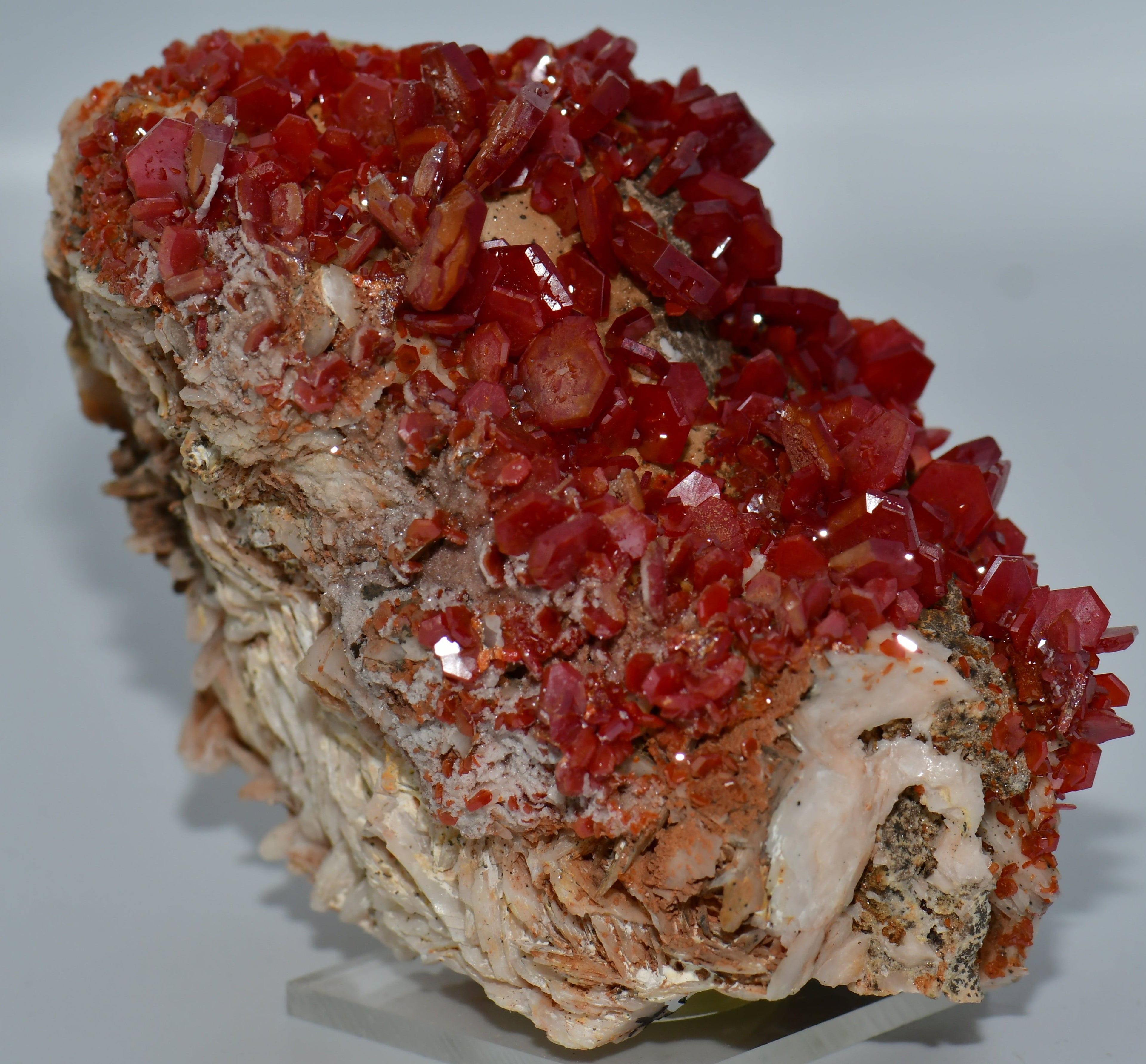 VANADINITE SUR BARYTE, Mibladen MAROC (cabinet)