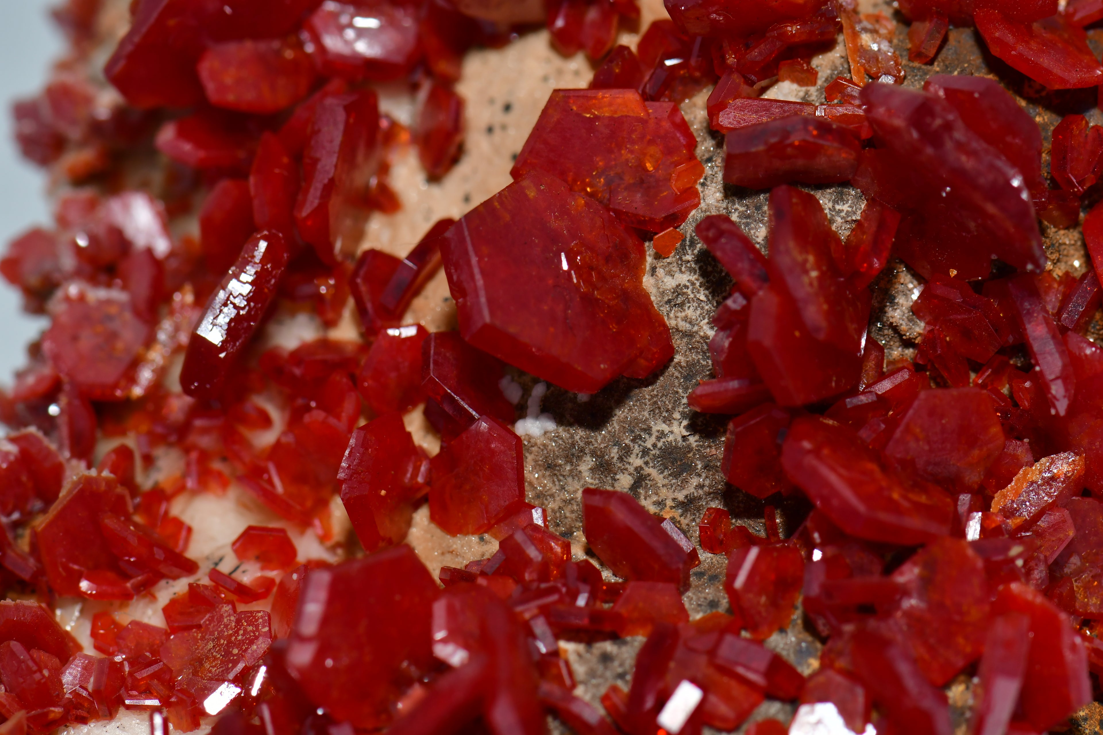 VANADINITE SUR BARYTE, Mibladen MAROC (cabinet)