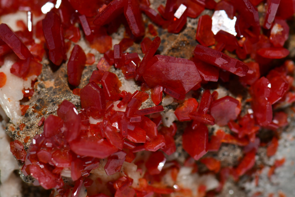 VANADINITE SUR BARYTE, Mibladen MAROC (cabinet)