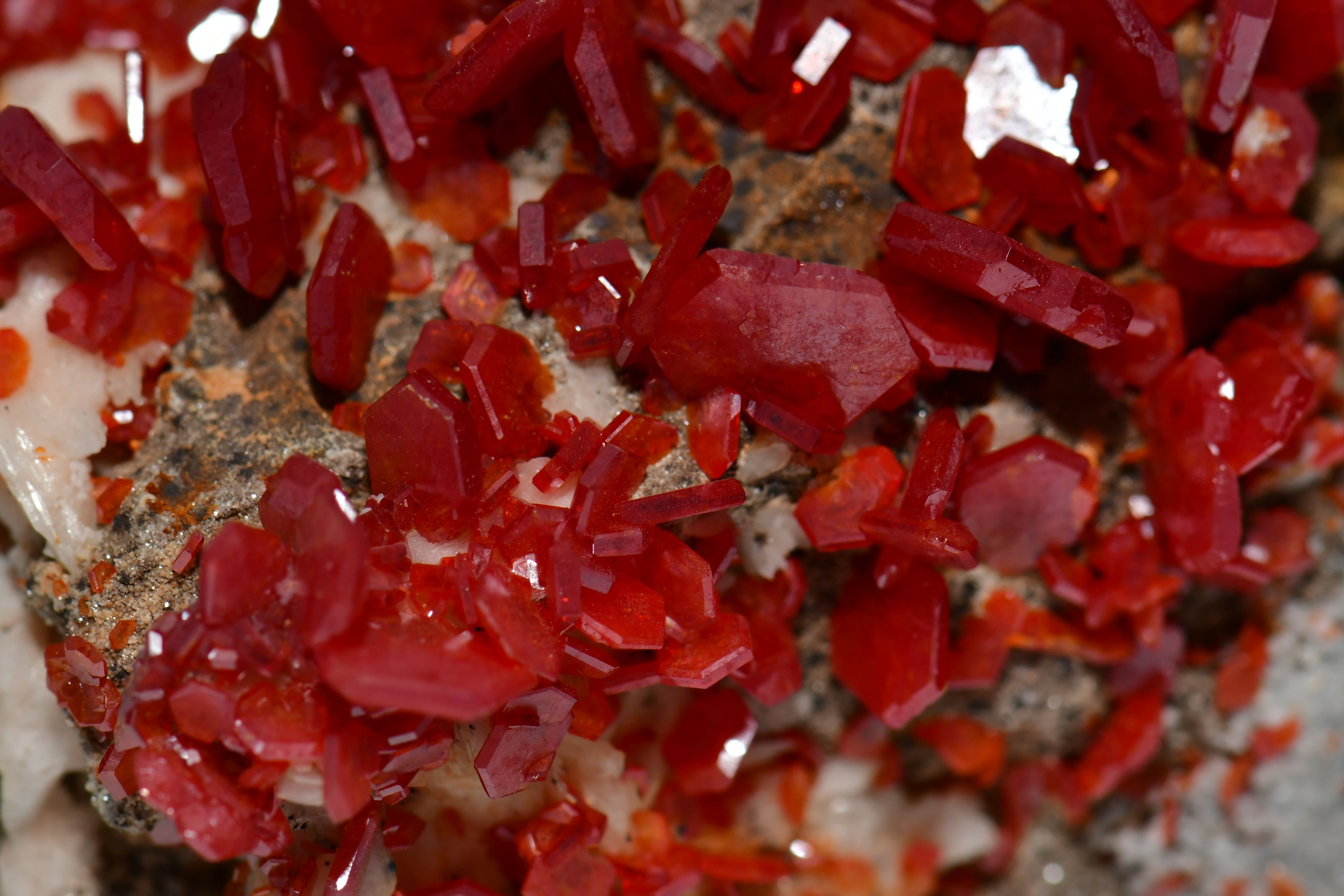 VANADINITE SUR BARYTE, Mibladen MAROC (cabinet)